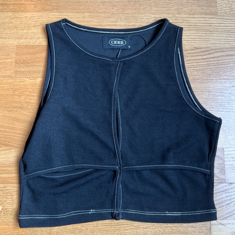 BLACK GOING OUT TOP